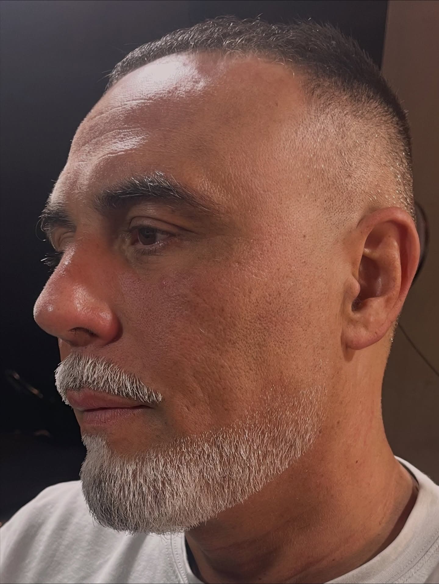 Corte rapado con arreglo de barba y bigote canoso, por Rafa en Sonrisa Canalla